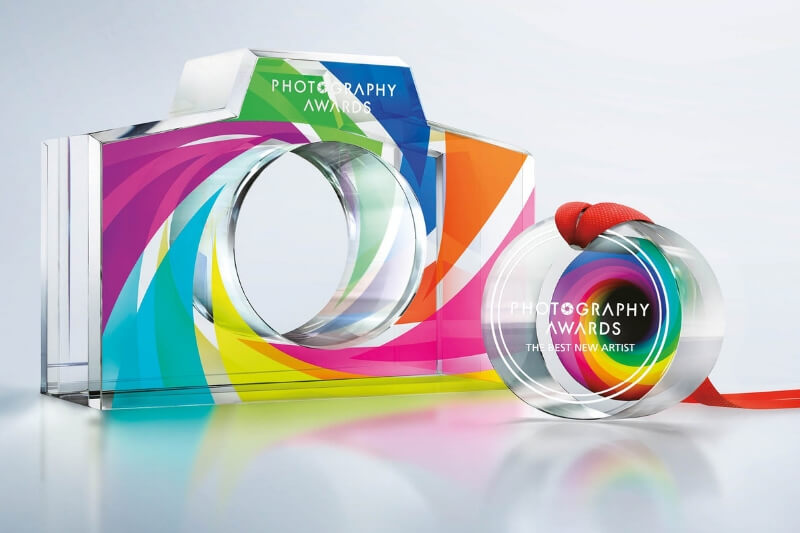 Print full color graphics on glass and acrylic medals and trophies using Roland VersaUV technology